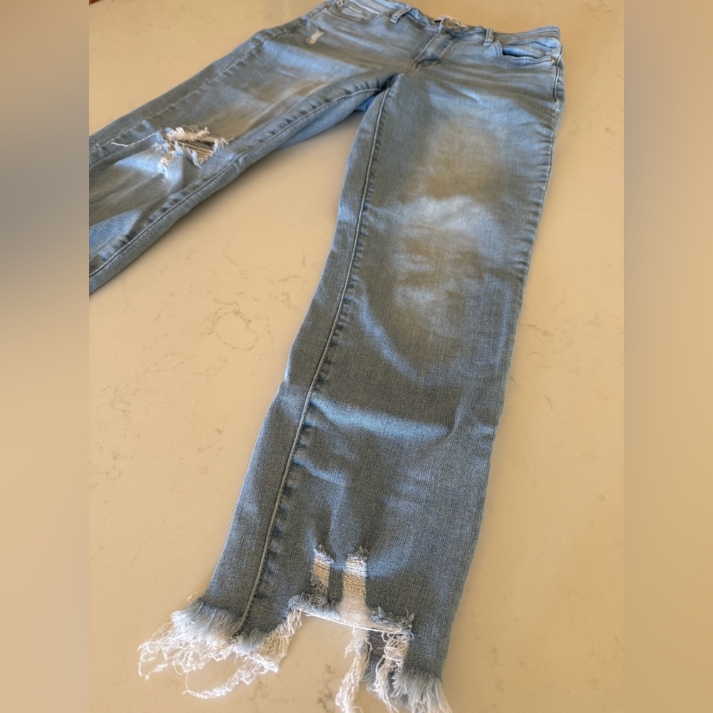 JUDY BLUE BOYFRIEND CROPPED DENIM (5/27); light blue, raw hem/knee